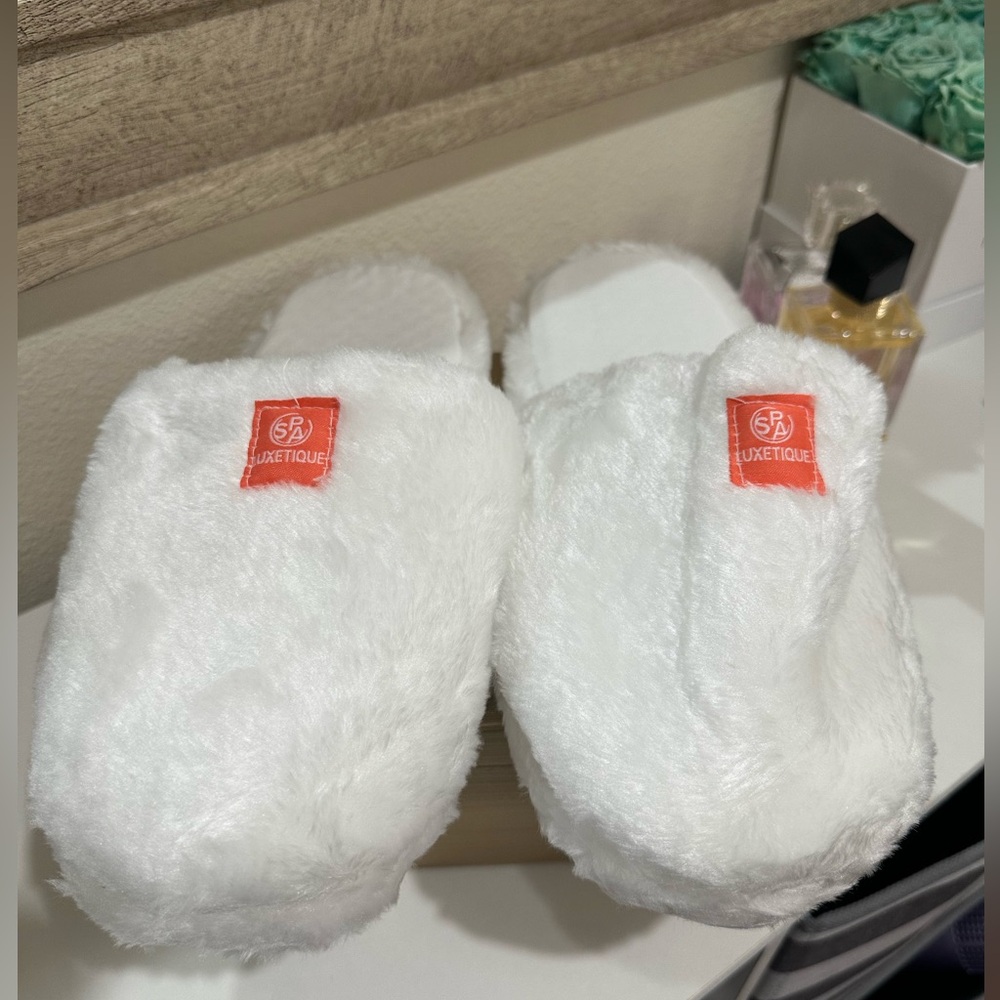 Luxetique Plush White Slippers